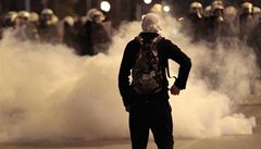 Policie proti demonstrantm zasáhla slzným plynem.