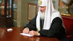 Patriarchovi zázran zmizely z ruky hodinky (vpravo dole vidíte nepovedenou retu)