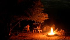 No�ní ohe� v kempu.