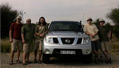 Po no�ním odpo�inku máme chu� na dal�í cestu. Zleva �edivák, Martin, Abdul a na druhéstran� auta to jistí �oud a Pta�íno.