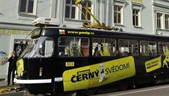 Po Plzni jezdí černá tramvaj. Odradit má hlavně černé pasažéry