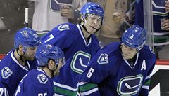 Tým Vancouveru oslavuje gól proti Edmonton Oilers.