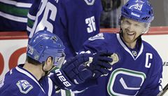 Henrik Sedin z týmu Vancouveru se raduje z gólu proti Edmontonu.