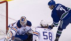 Obránce Edmonton Oilers Jeff Petry sleduje gól Davida Boothe.