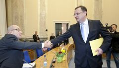 Premiér Petr Nečas vítá na jednání vlády ministra pro místní rozvoj Kamila Jankovského (VV).