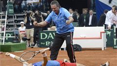 Kapitán týmu Jaroslav Navrátil (stojící) se raduje z vít�zství Tomá�e Berdycha
