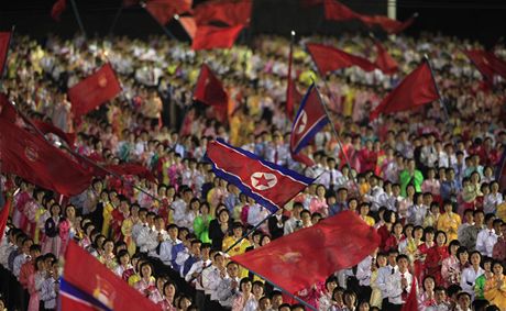 Tisce Severokorejc dnes v rmci oslav 100. vro narozen zakladatele komunistickho sttu Kim Ir-sena tanily na hlavnm nmst v Pchjongjangu