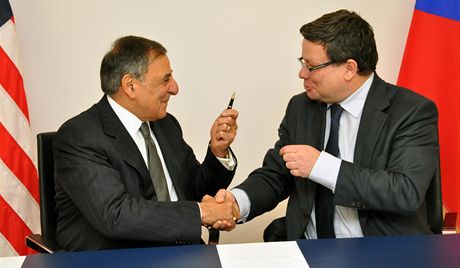 eský ministr obrany Alexandr Vondra podepsal v Bruselu se svým americkým protjkem Leonem Panettou  dohodu, která umoní eským zbrojam ucházet se pímo o kontrakty v USA v obranné oblasti.