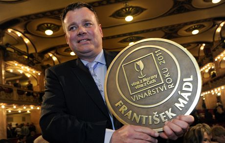 Majitel spolenosti Malý Vina Frantiek Mádl pevzal trofej Vinaství roku 2011.