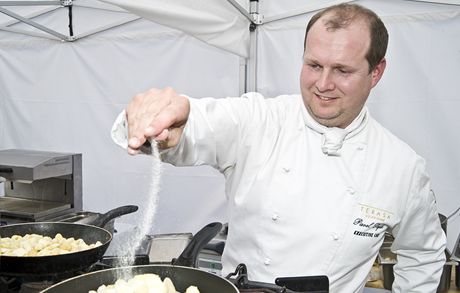 Pavel Sapk z restaurace Terasa U Zlat studn pipravuje chestov degustan menu.