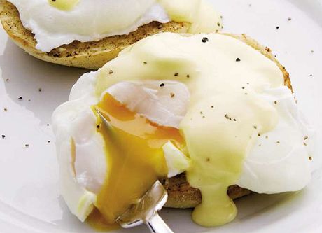 Vejce Benedikt s holandskou om��kou.