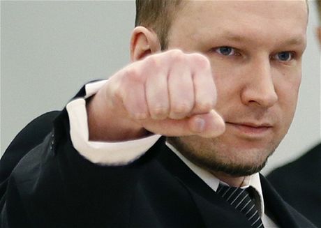 I tetí den soudního procesu zahájil Breivik pedpaenou pravicí zaatou v pst