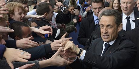 Sarkozy si nejdíve potásal s píznivci s drahými hodinkami na ruce.