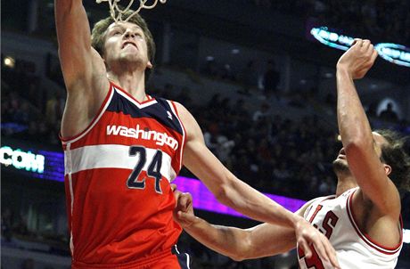 eský basketbalista Washingtonu Wizards Jan Veselý (vlevo) a Joakim Noah z Chicaga Bulls 