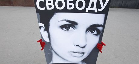 Demonstrantka drí plakát s fotografií jedné ze zpvaek Pussy Riot