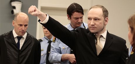 Tiaticetiletý Breivik k soudu piel v erném obleku a po sejmutí pout zdvihl pravou ruku zaatou v pst v pozdravu pravicových extremist