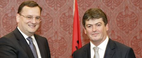 eský premiér Petr Neas (vlevo) se 16. dubna v Tiran setkal s albánským prezidentem Bamirem Topim. 