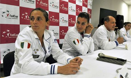 Zleva Roberta Vinciová, Flavia Pennettaová, nehrající kapitán Corrado Barazzutti, Francesca Schiavoneová a Sara Erraniová vystoupili 19. dubna v Ostrav na tiskové konferenci italských tenistek ped semifinálovým utkáním Fed Cupu s R
