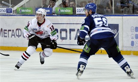 eský hokejista Roman ervenka jet v dresu Omsku v KHL