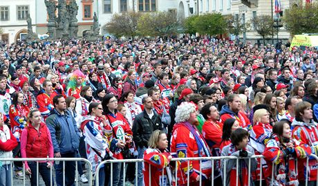 Velkoplonou projekci finlovho utkn hokejov extraligy mezi Kometou Brno a Pardubicemi sledovalo 19. dubna na Pertnskm nmst v Pardubicch nkolik stovek fanouk
