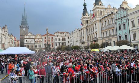 Velkoplonou projekci finlovho utkn hokejov extraligy mezi Kometou Brno a Pardubicemi sledovalo 19. dubna na Pertnskm nmst v Pardubicch nkolik stovek fanouk