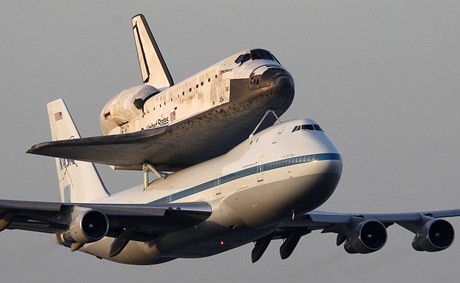 Raketoplán Discovery, který se vrátil ze své poslední cesty do vesmíru loni v beznu, byl dopraven do muzea ve Washingtonu