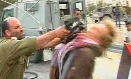 Brutalita izraelského vojáka natvala Dány. 