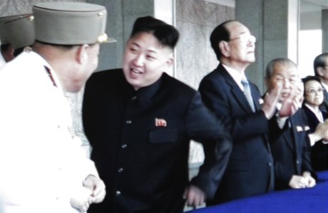 Po projevu se Kim ong-un uvolnil, usmíval se a ertoval s generály na pódiu