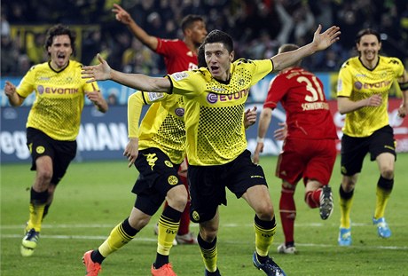 Radost fotbalistů Dortmundu z vítězství nad Bayernem Mnichov, uprostřed je střelec rozhodujícího gólu Robert Lewandowski  