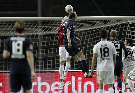 eský fotbalista ve slubách bundesligové Herthy Berlín Roman Hubník skóruje hlavou do sít Freiburgu