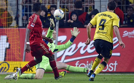 Polský reprezentant Robert Lewandowski z Dortmundu dává gól do sít Bayernu Mnichov