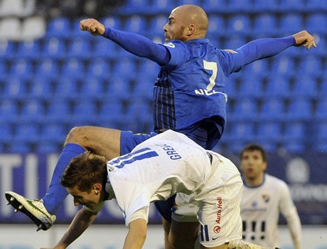 Baník Ostrava - Slovan Liberec. Ján Gregu (dole) z Baníku a Jan Nezmar z Liberce