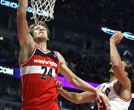 eský basketbalista Washingtonu Wizards Jan Veselý (vlevo) a Joakim Noah z Chicaga Bulls 