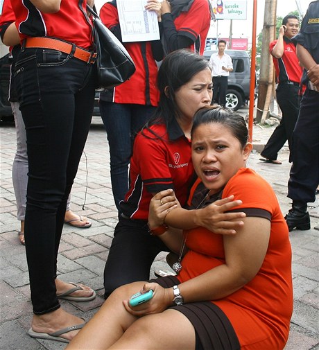 Vydení lidé ped kanceláemi v Medanu