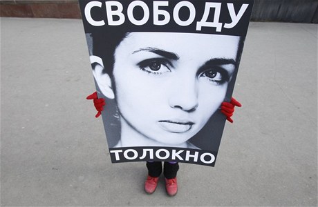 Demonstrantka drí plakát s fotografií jedné ze zpvaek Pussy Riot