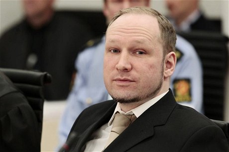 Anders Breivik optovn prohlásil, e piznává, e 77 lidí zabil, ale vinu necítí.