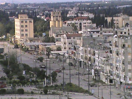 Syrské vládní síly dnes v noci zaaly ostelovat dv tvrti v povstaleckém mst Homs. 