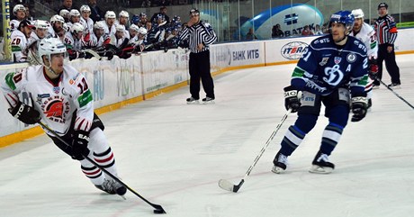eský hokejista Roman ervenka (vlevo) jet v dresu Omsku z KHL