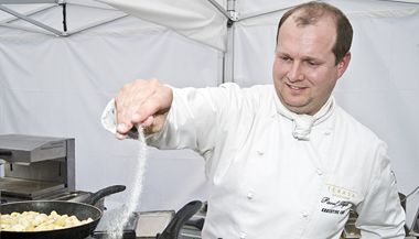 Pavel Sapk z restaurace Terasa U Zlat studn pipravuje chestov degustan menu.