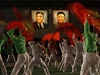 Tisíce Severokorejc dnes v rámci oslav 100. výroí narození zakladatele komunistického státu Kim Ir-sena tanily na hlavním námstí v Pchjongjangu
