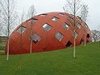 Holandský pavilon je nepehlédnutelný. Má oranovou barvu a tvar kokonu i fazole.