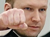 I tetí den soudního procesu zahájil Breivik pedpaenou pravicí zaatou v pst