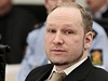 Anders Breivik optovn prohlásil, e piznává, e 77 lidí zabil, ale vinu necítí.