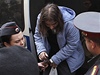 Maria Alyokhina, lenka kapely Pussy Riot vystupuje z policejního vozu