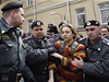 Policie se lenkou kapely Pussy Riot ped soudní budovou v Moskv
