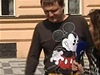 Vít Bárta v triku s Mickey Mousem. 