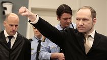 Tiaticetilet Breivik k soudu piel v ernm obleku a po sejmut pout zdvihl pravou ruku zaatou v pst v pozdravu pravicovch extremist