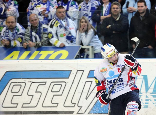 Petr Koukal oslavuje branku