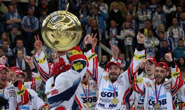 Hokejisté Pardubic oslavují mistrovský titul