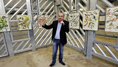 �editel pra�ské zoologické zahrady Miroslav Bobek p�i prohlídce areálu nového pavilonu slon�. Noviná��m ukázal malby vytvo�ené slonicí Shanty.